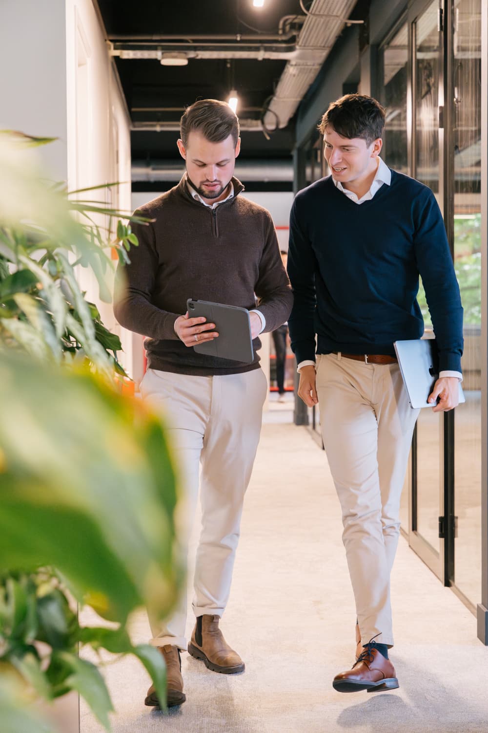 Team Data & Analytics op tablet wandelend